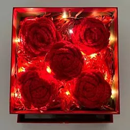 Crochet 5-Red Rose Head in Square Gift Box | Middle Size